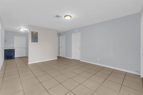 Empty room, Interior