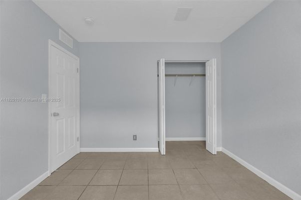 Empty room, Interior