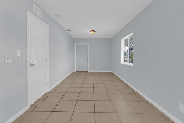 Empty room, Interior