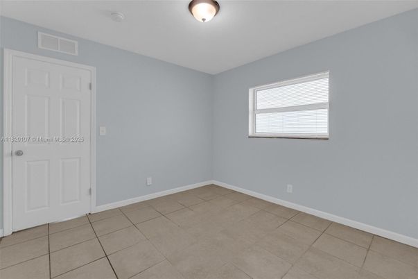 Empty room, Interior