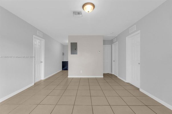 Empty room, Interior