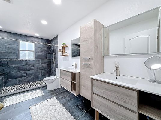 Bathroom, Dual Sink Vanities, Interior, Recessed Lighting