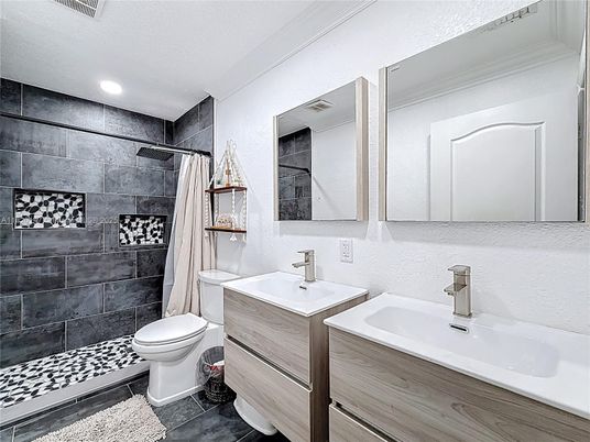 Bathroom, Dual Sink Vanities, Interior, Recessed Lighting