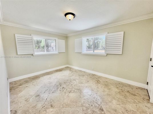Empty room, Interior