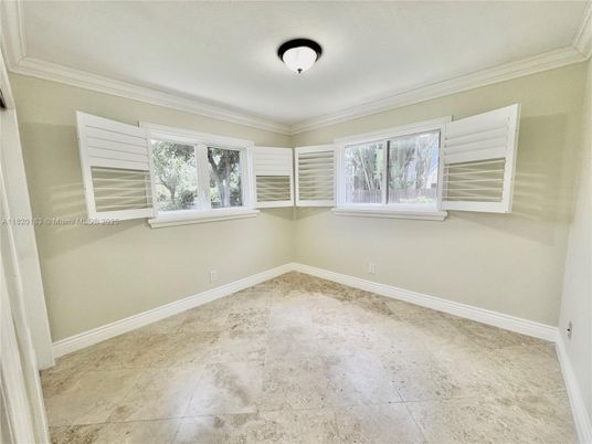 Empty room, Interior