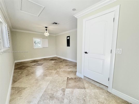 Empty room, Interior
