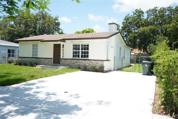 Backyard, Exterior, Facade, Ranch