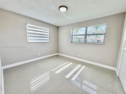 Empty room, Interior