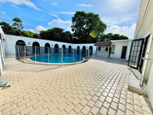 Exterior, Pool