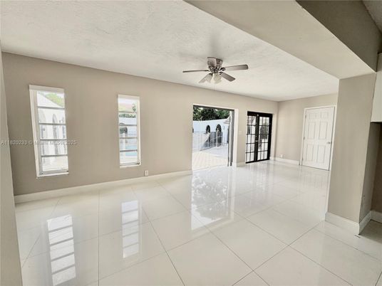 Empty room, Interior