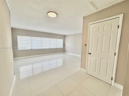 Empty room, Interior