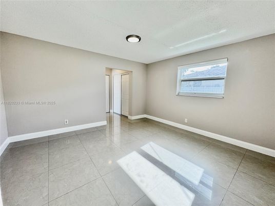 Empty room, Interior