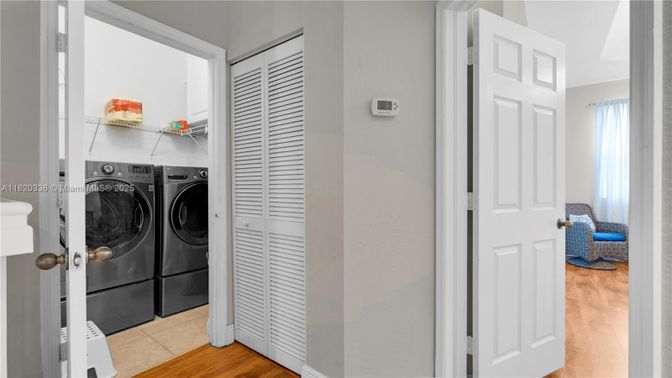 Interior, Utility Closets, Washer, Wood Texture Flooring