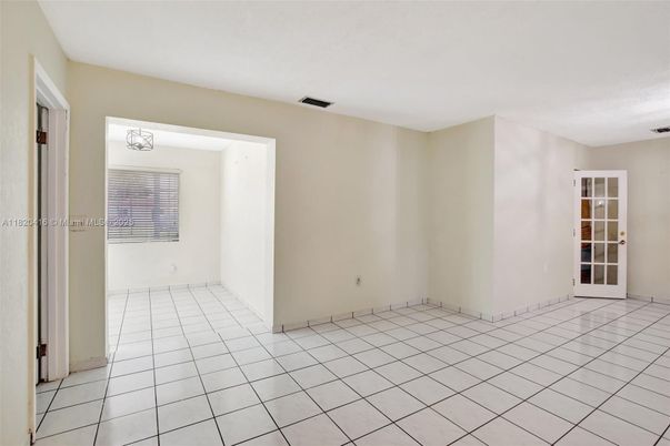 Empty room, Interior