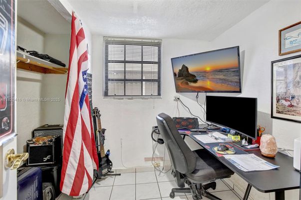 Home Office, Interior