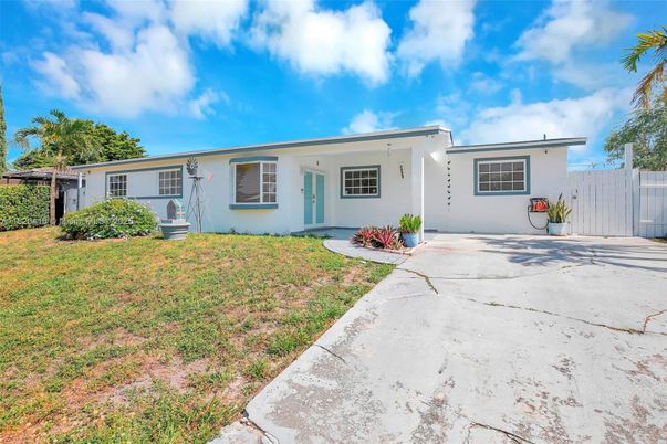 Backyard, Exterior, Facade, Ranch