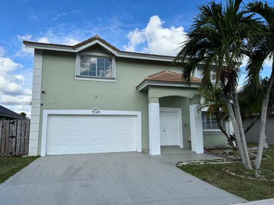 Attached, Exterior, Facade, Mediterranean