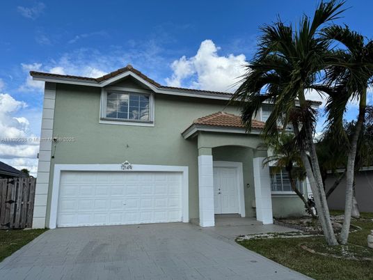 Attached, Exterior, Facade, Mediterranean