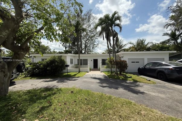 Attached, Exterior, Facade, Ranch