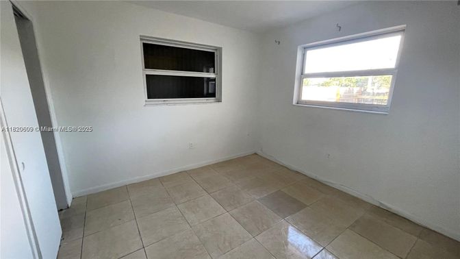 Empty room, Interior