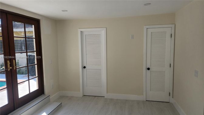 Empty room, Interior