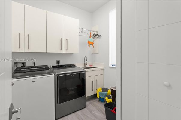 Interior, Washer, Wood Texture Flooring