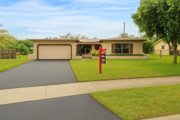Attached, Exterior, Facade, Ranch