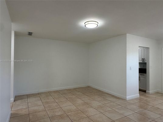 Empty room, Interior