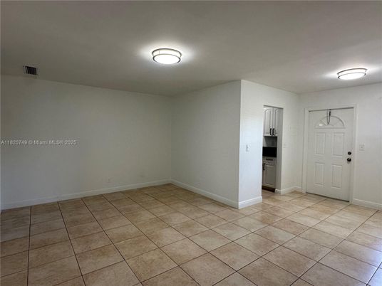 Empty room, Interior