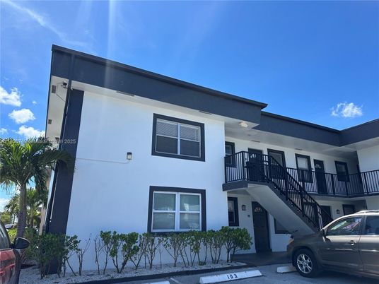 Exterior, Facade, Modern