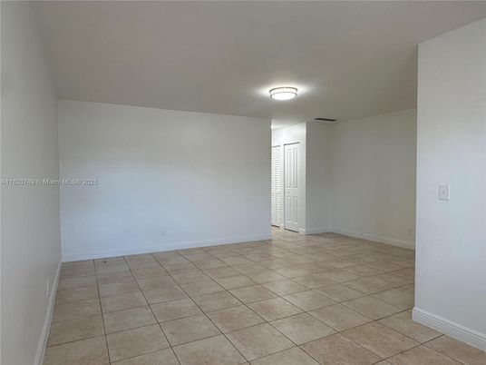 Empty room, Interior