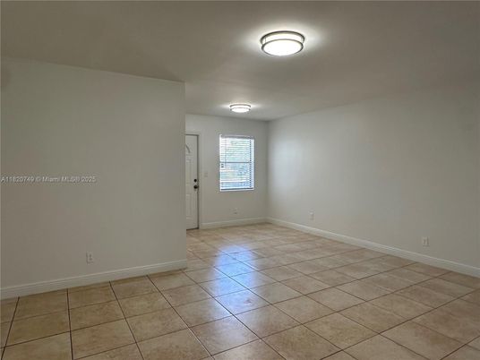 Empty room, Interior