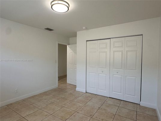 Empty room, Interior