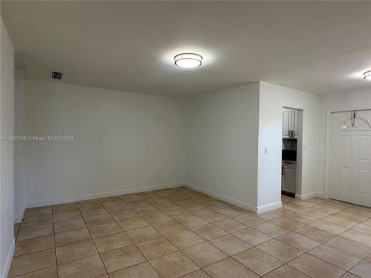 Empty room, Interior