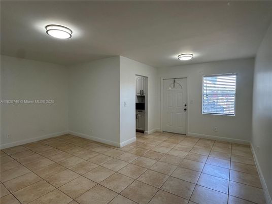 Empty room, Interior