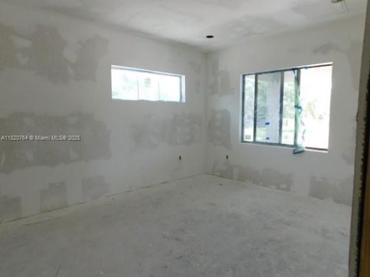 Empty room, Interior