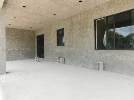 Empty room, Interior