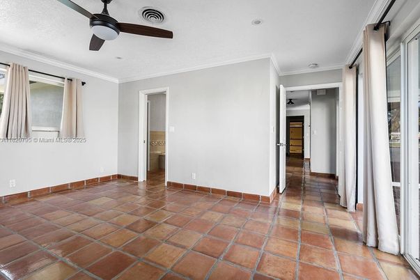 Empty room, Interior