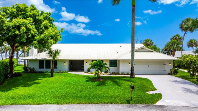 Attached, Exterior, Facade, Ranch