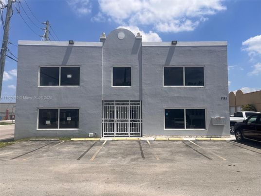 Exterior, Facade, Rowhouse