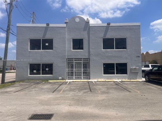 Exterior, Facade, Rowhouse