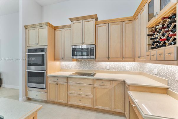 Interior, Kitchen, Living room, Pendant Lights, Recessed Lighting, Stainless Steel Appliances