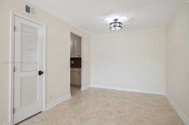 Empty room, Interior