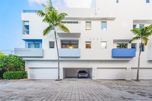 Attached, Exterior, Facade, Modern