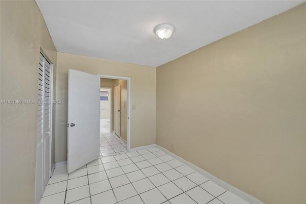 Empty room, Interior