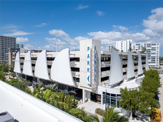 Exterior, Facade, Modern