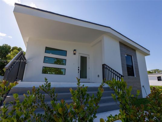 Exterior, Facade, Modern