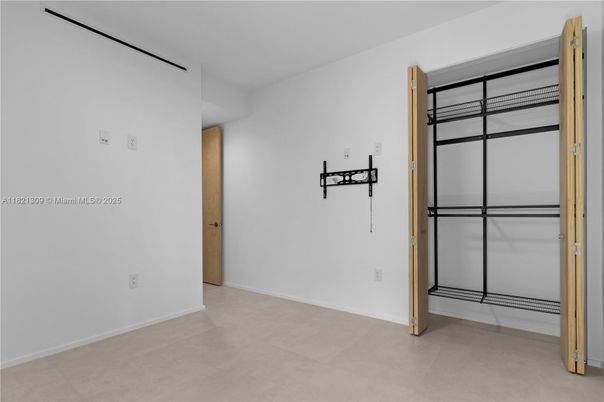 Empty room, Interior