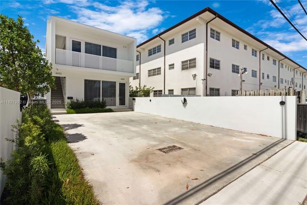 Exterior, Facade, Modern