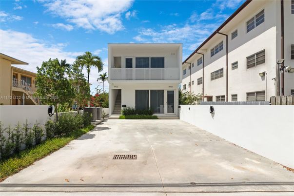 Exterior, Facade, Modern